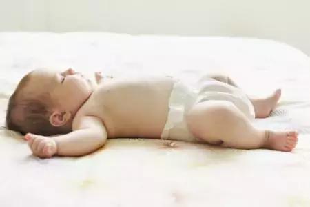 刚出生的婴儿可以用蚕屎枕头吗,什么时候可以给婴儿用小枕头