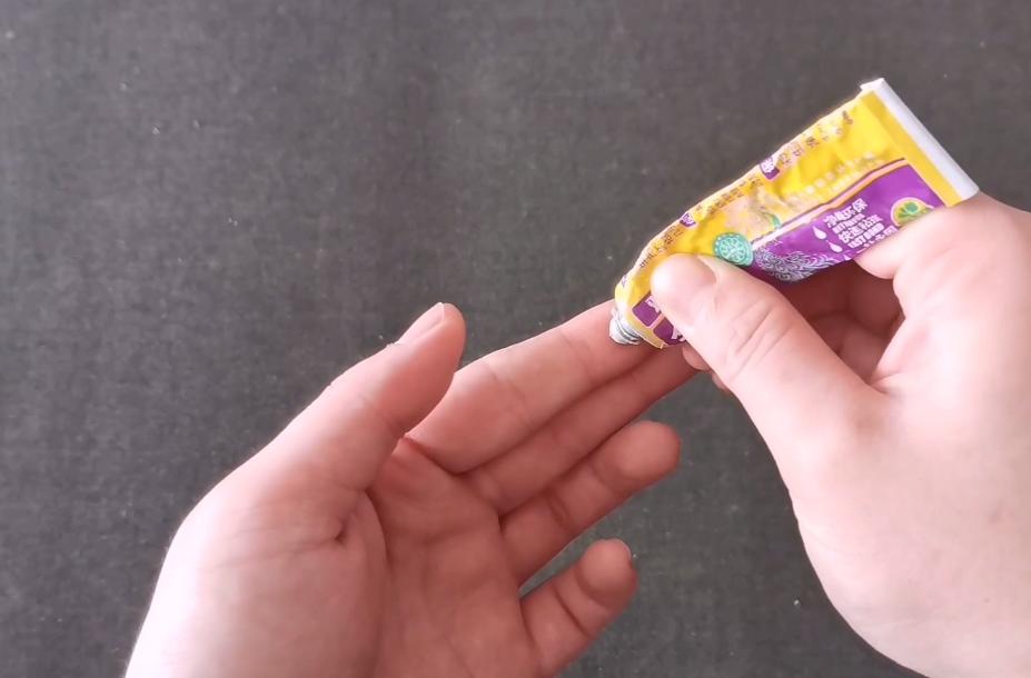 两根手指被502胶水粘到了该怎么弄,502胶水粘到手指硬化怎么清除