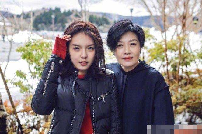 照片中的法图麦素颜出镜,法图麦晒照庆新年