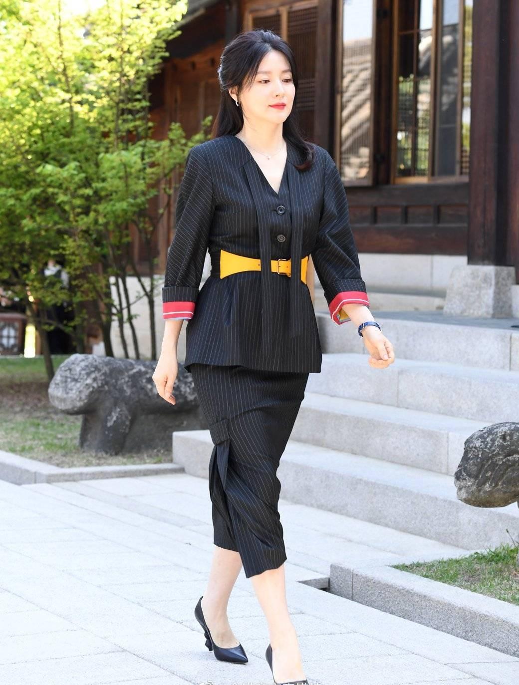 李英爱极简穿搭,李英爱穿衣搭配全图片