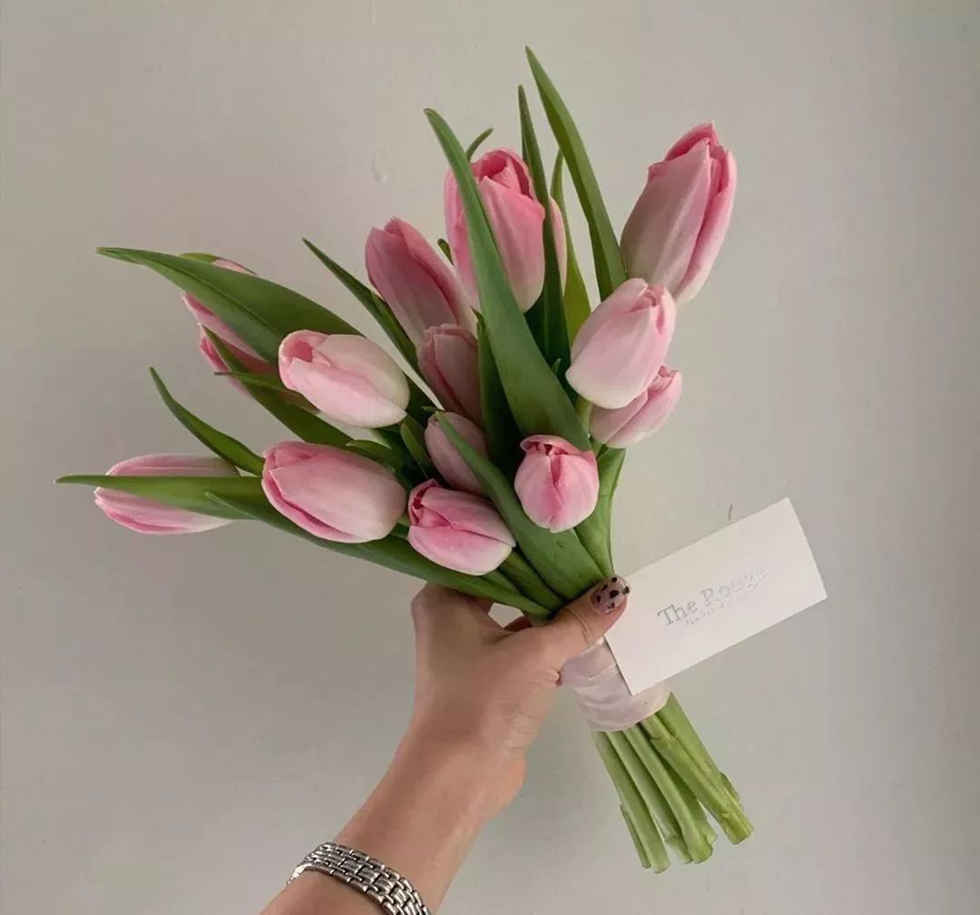 鲜花店日常换水整理花材,花要不要经常换水