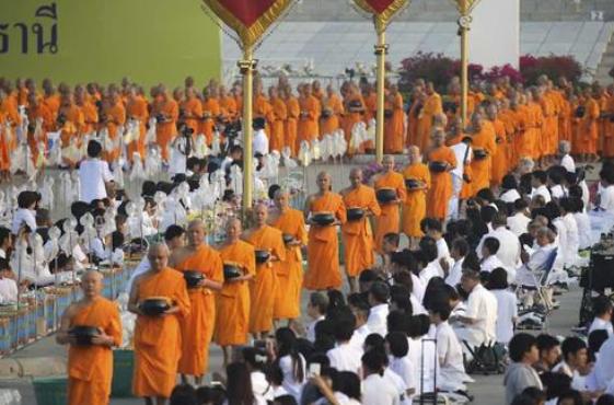 泰王给玉佛换装,泰王为玉佛换袈裟