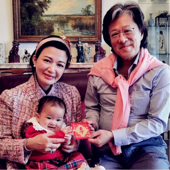 陈少霞晒与老公度假照,陈少霞抱女儿照片