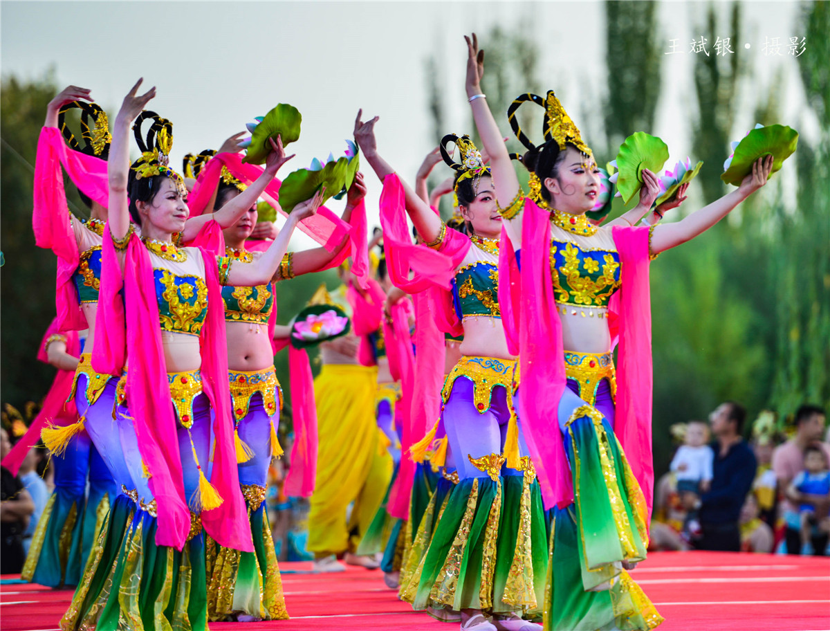 适合穿敦煌服跳的舞,跳敦煌舞服装