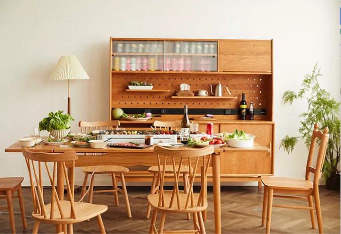 实木餐桌怎么买便宜又好用,实木餐桌的优点和缺点