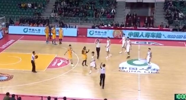 cba山东高速肘击福特森,福特森被别人追着打cba