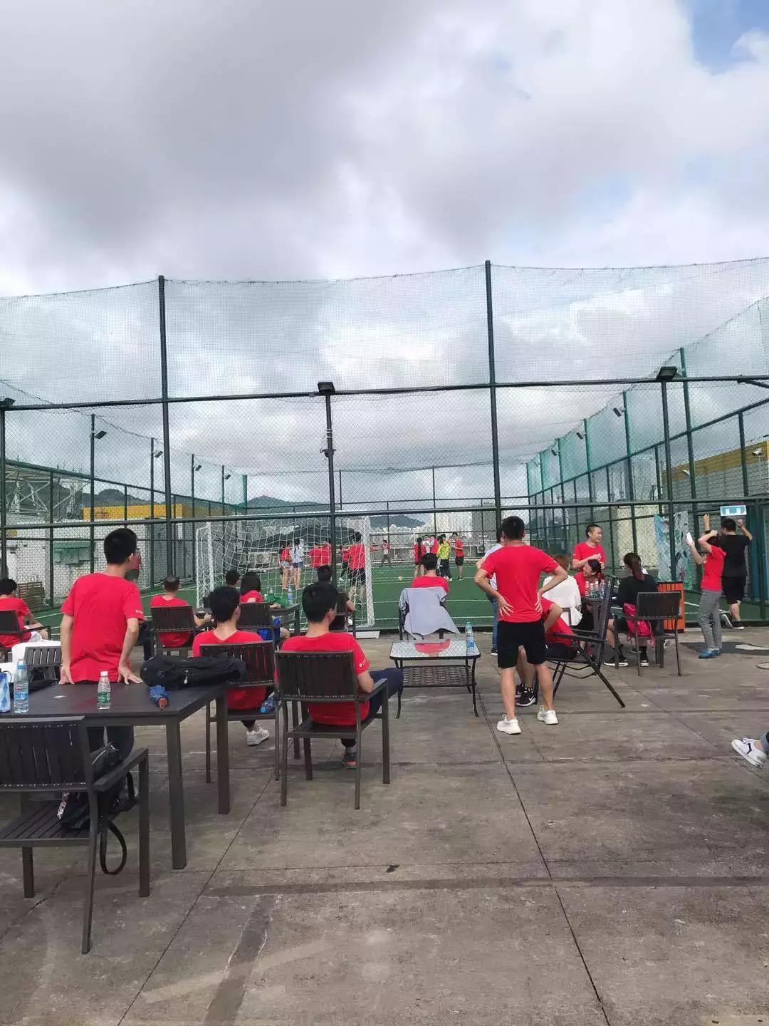 每当夜幕降临就会出现一群英雄,每当夜幕降临走到负一楼