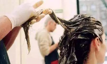 染发剂停留在头发上过长会怎么样,染发时染发剂少了会怎样