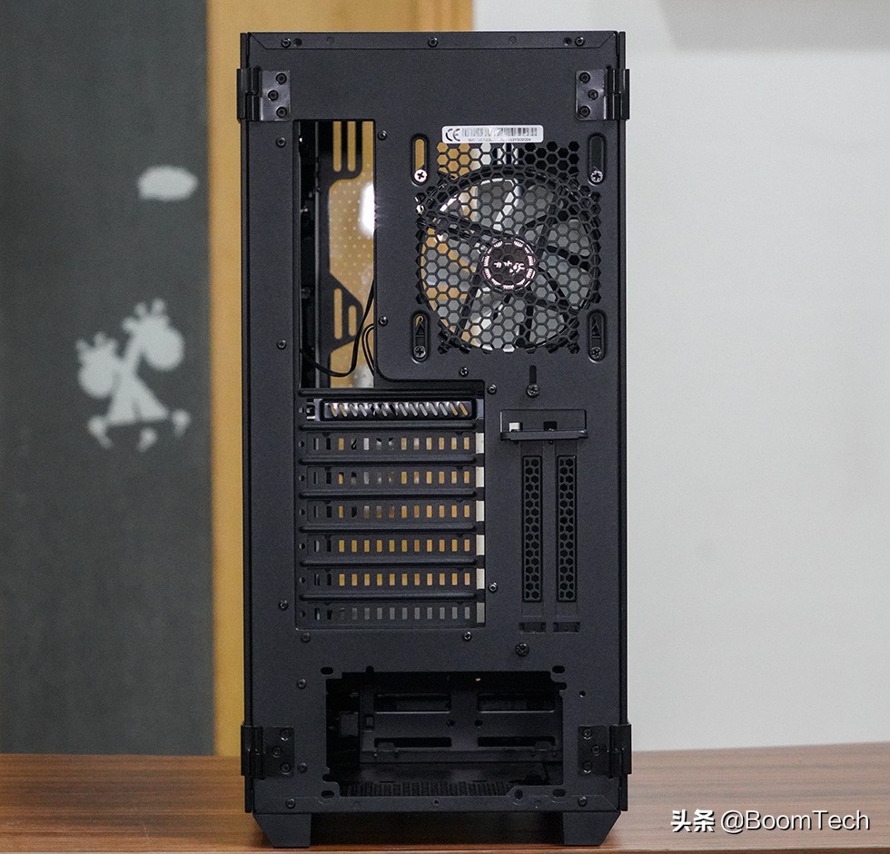 不对称设计点缀安钛克NX1000机箱体验