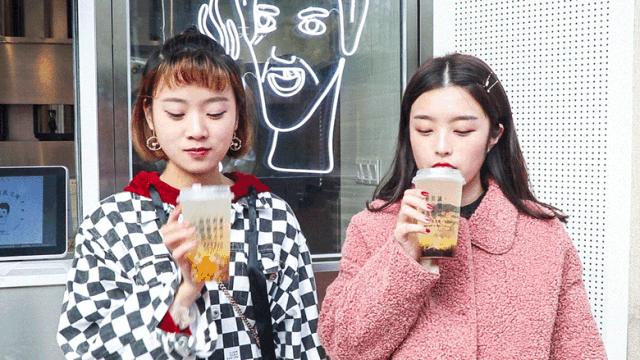 火爆台湾的“丑丑奶茶”首现厦门，拿着5分钟竟被搭讪10次……