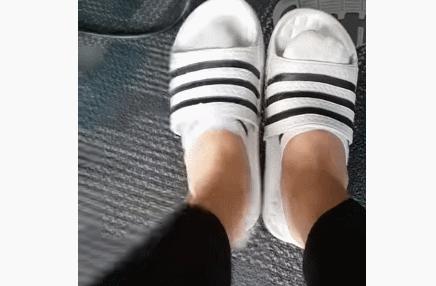 韩国人喜欢穿三线拖鞋吗,韩国人衣服为什么有三条杠