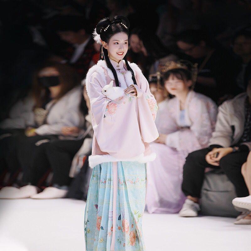 今年最新款的汉服冬天穿的,冬季汉服女保暖加厚全套