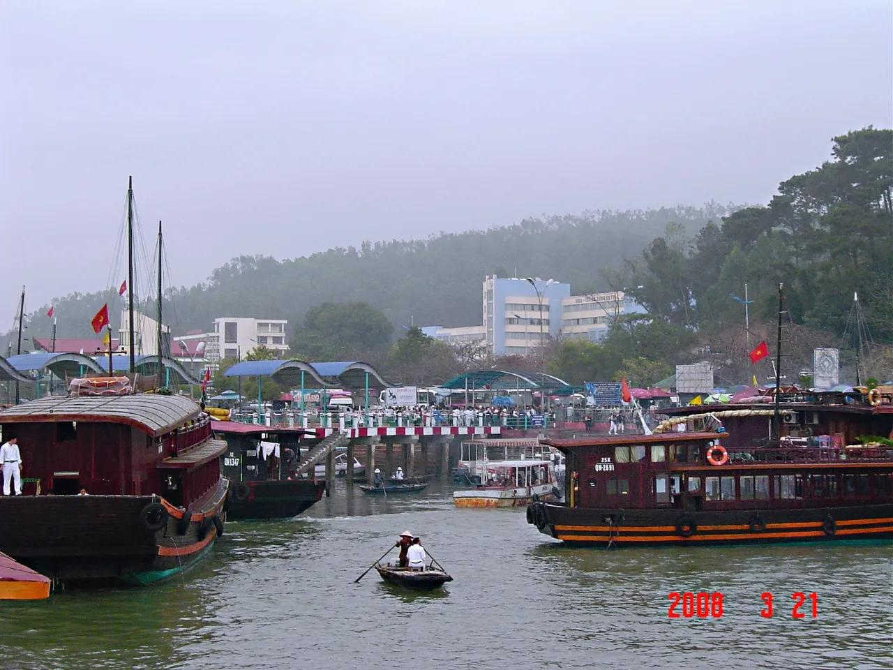 和欧美游客同船参加下龙湾一日游