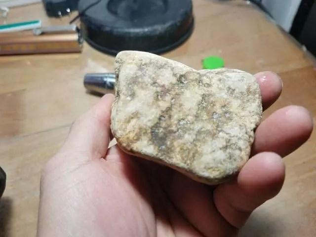 26万翡翠原石切出35条手镯,翡翠原石砍价现场切出帝王绿