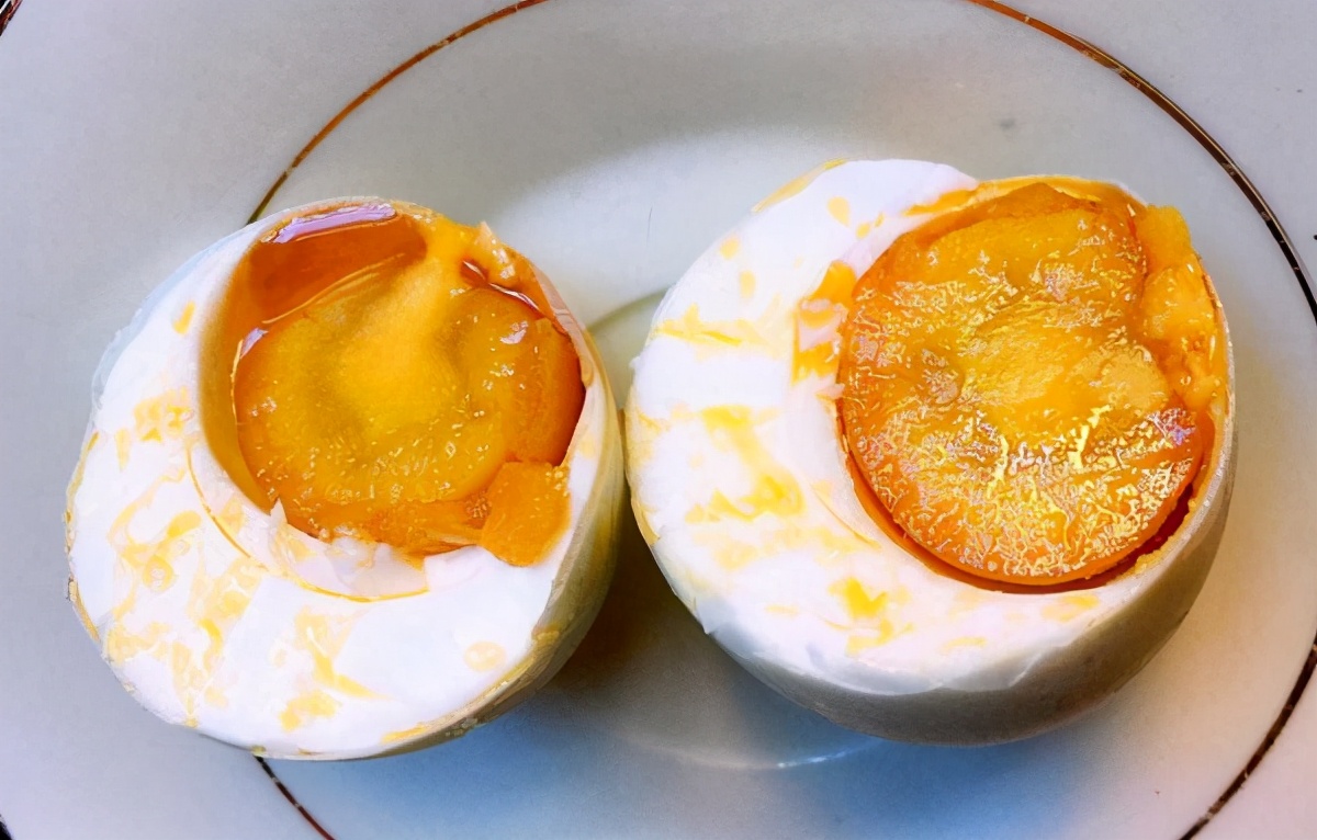 腌咸鸭蛋怎么腌才会出油,腌咸鸭蛋怎么腌才冒油