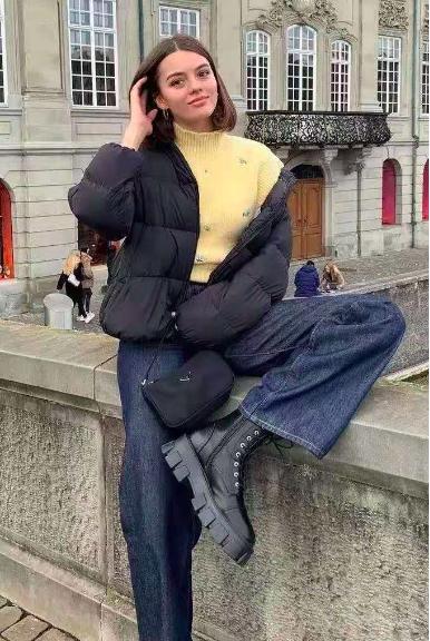 短款宽松羽绒服搭配单跟鞋,洋气短款羽绒服搭裤子