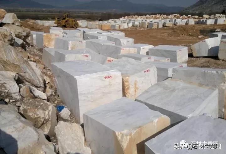 白色的大理石，出现黄色条纹或者水晶线，是正常的嘛？