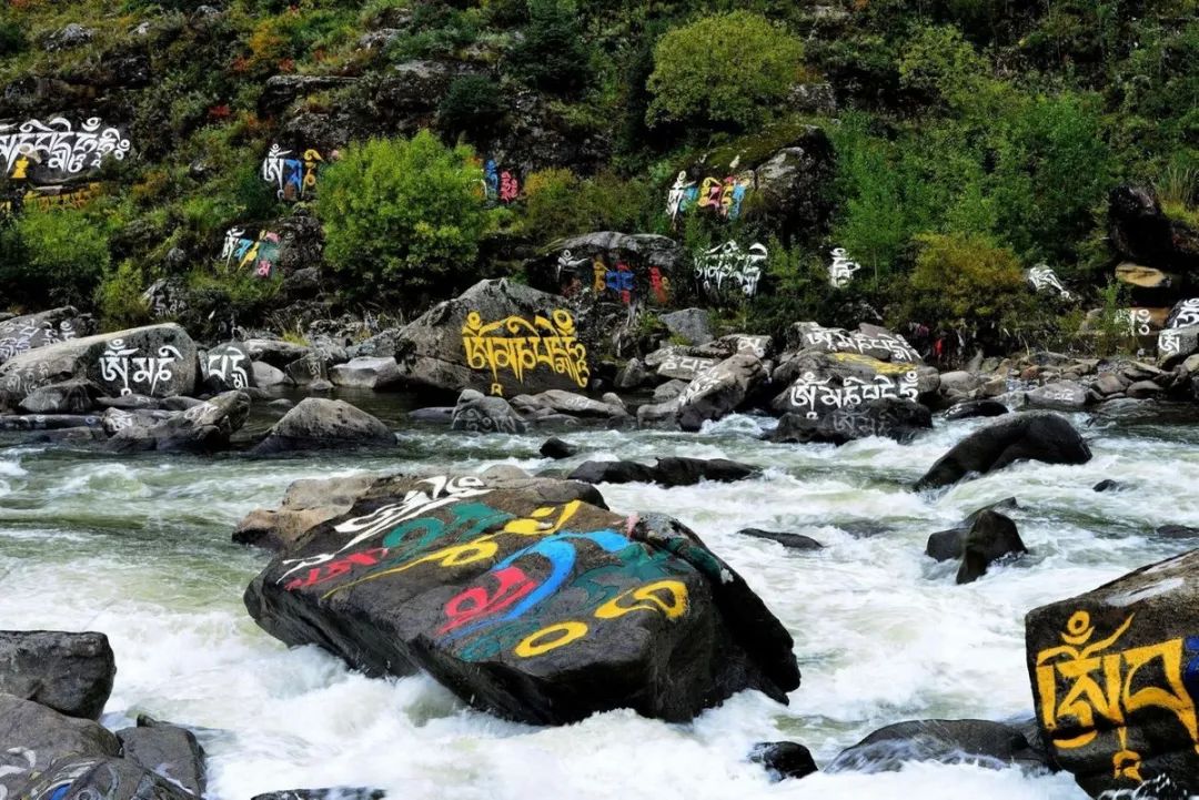 玛尼石凝固在石头上的信仰,玛尼石藏文