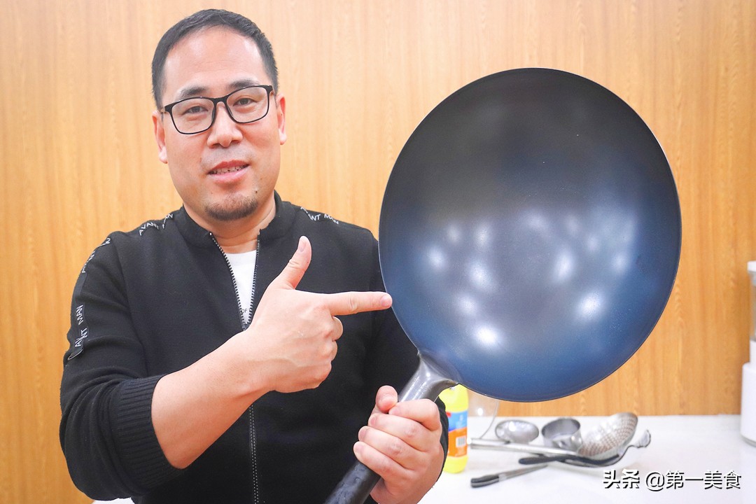 新铁锅不要直接用！一招教你开好锅，铁锅变不粘锅，用多久都不锈