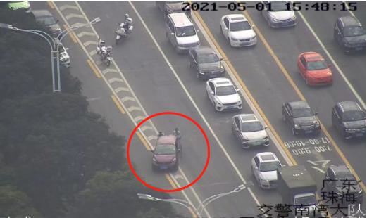 有司机看着换胎工具一筹莫展，有小车P档锁死无法动弹，都被交警轻松解决