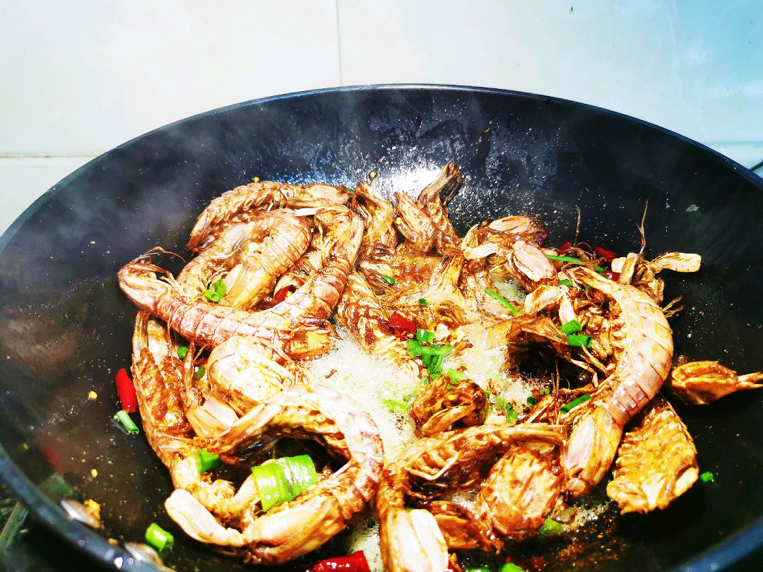 椒盐皮皮虾肉带膏,椒盐皮皮虾鲜香脆爽的做法
