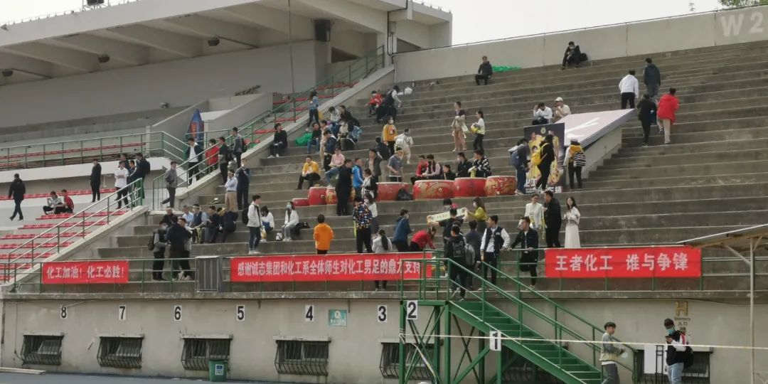 清华化工男足时隔11年再夺冠军！老博士泪洒现场激情解说大放送