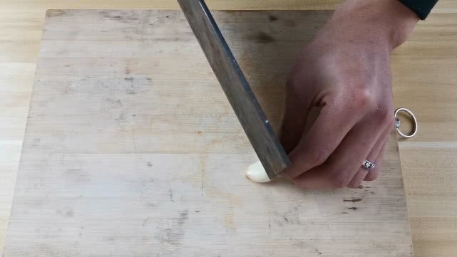 大蒜的这些用途你知道吗？解决了生活中的烦恼！进来学一学吧