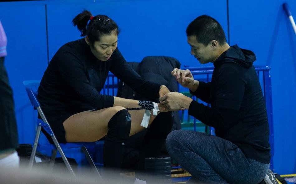 排球朱婷精彩瞬间,朱婷救球手腕受伤