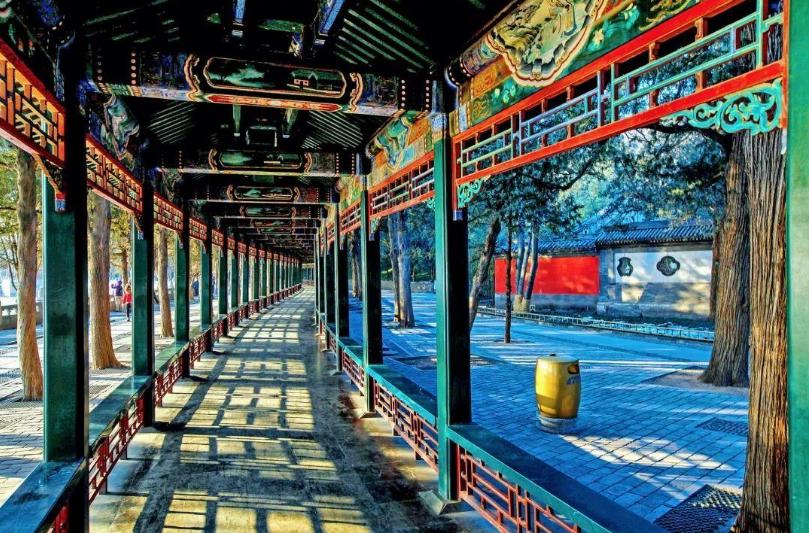 国宝九龙杯丢失惊动周恩来，他巧作安排，让外宾主动从包里拿出