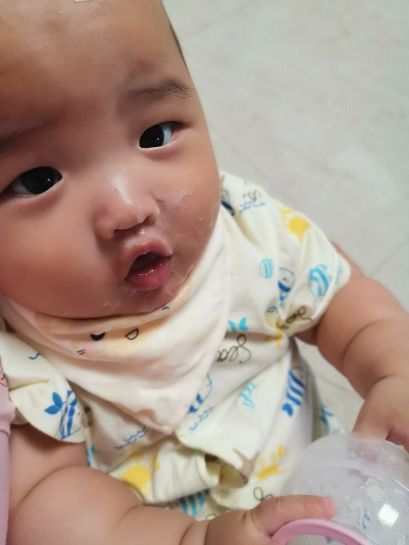 如何给1-6个月的宝宝喂奶,0-6个月奶粉喂奶量是多少