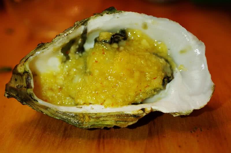 夜幕升起思北路口，285蚝味馆撸个串喝个酒聊个天！