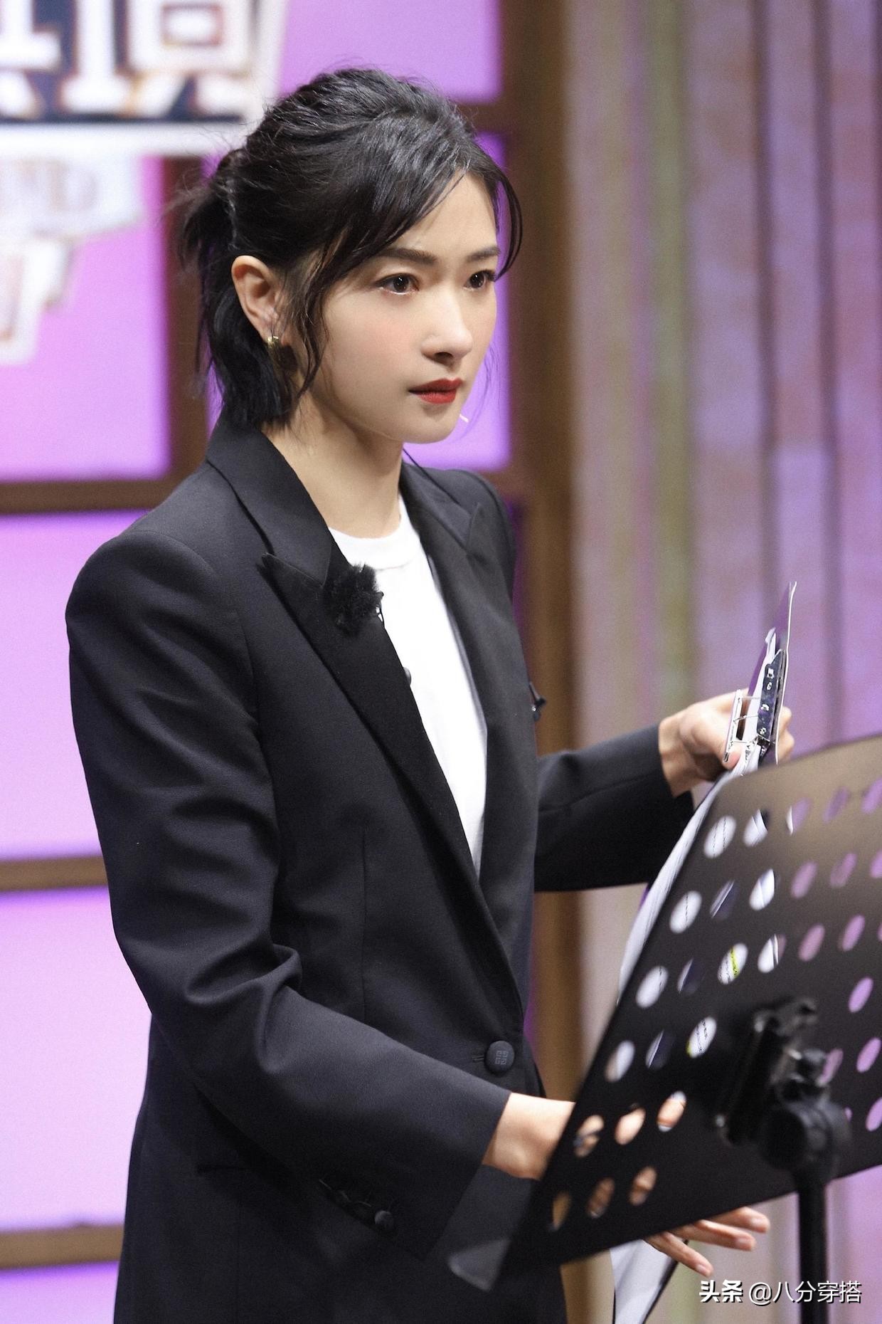 万茜黑色西装搭配图,万茜西装搭配小白鞋