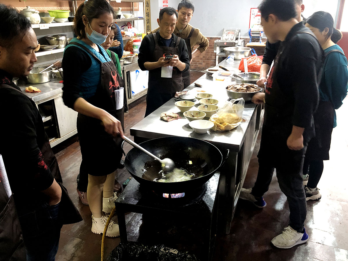 牛肉汤8元一碗拿什么赚钱,牛肉汤一碗能赚多少钱