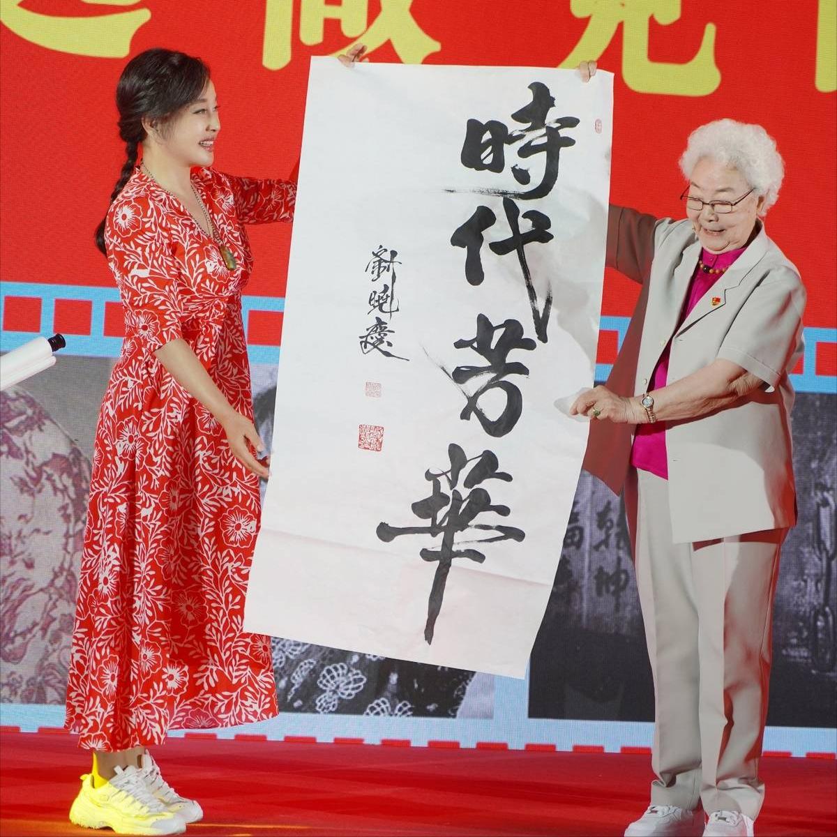 刘晓庆戴翡翠紫手镯,刘晓庆红毯翡翠