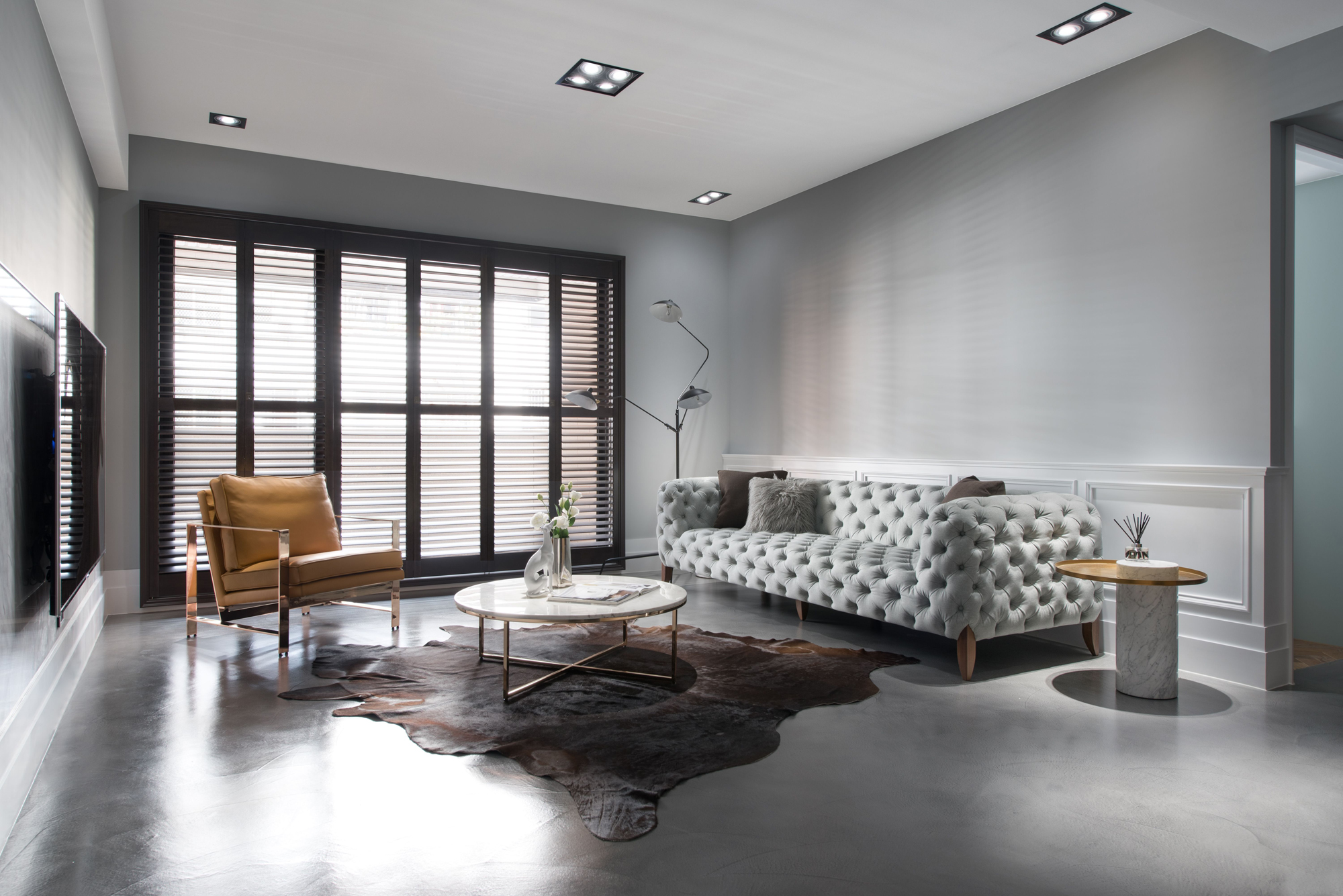 普通户型阳台装了百叶窗，轻盈灵动，不占空间，朋友见了说高级