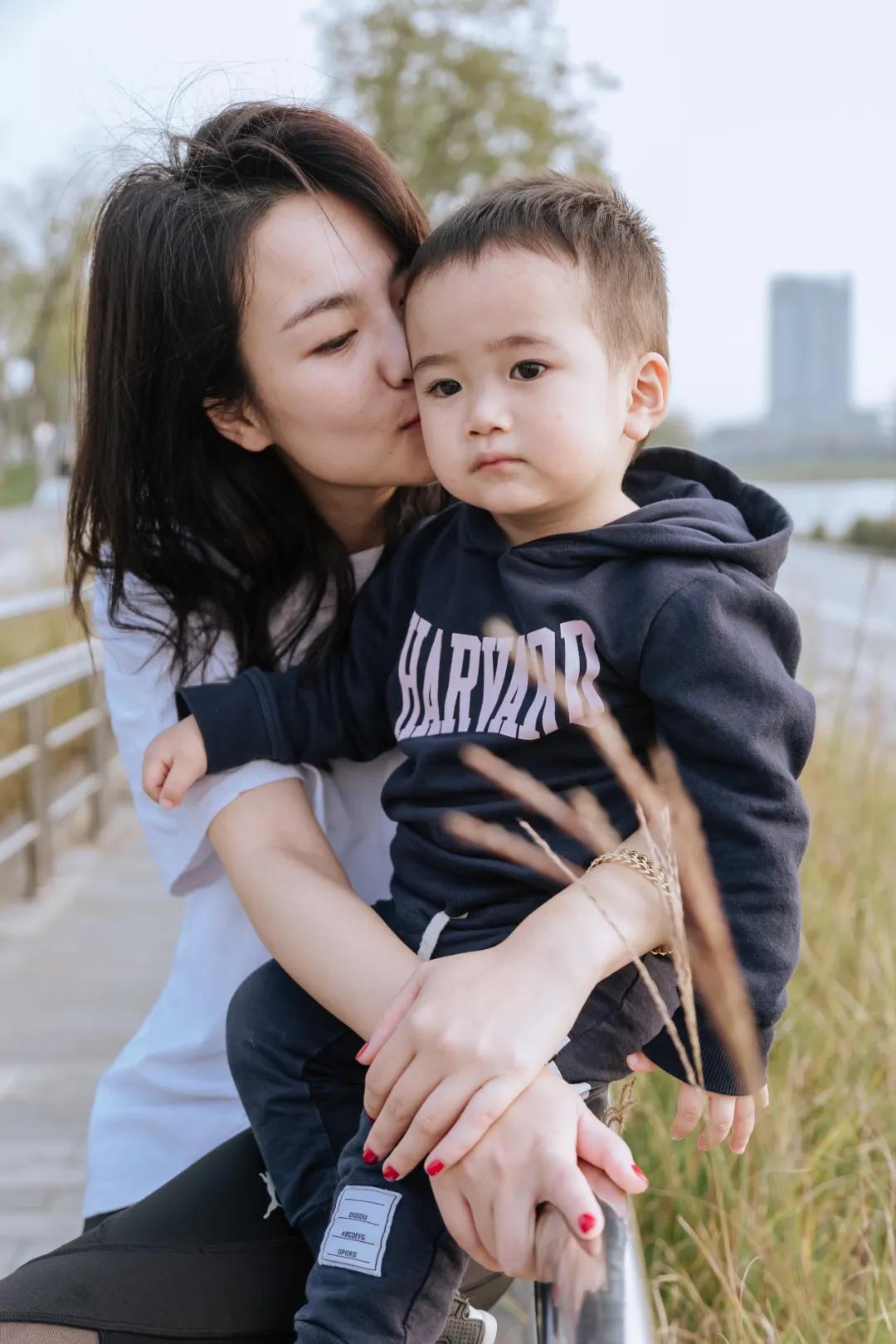 怎样引导性别敏感期的孩子,幼儿性别敏感期的解析及应对方法