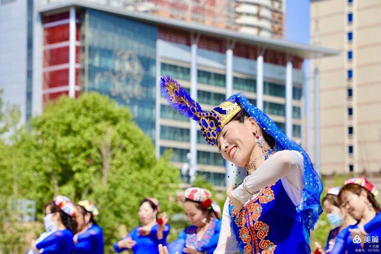 洛阳牡丹广场：*疆新**舞大联欢