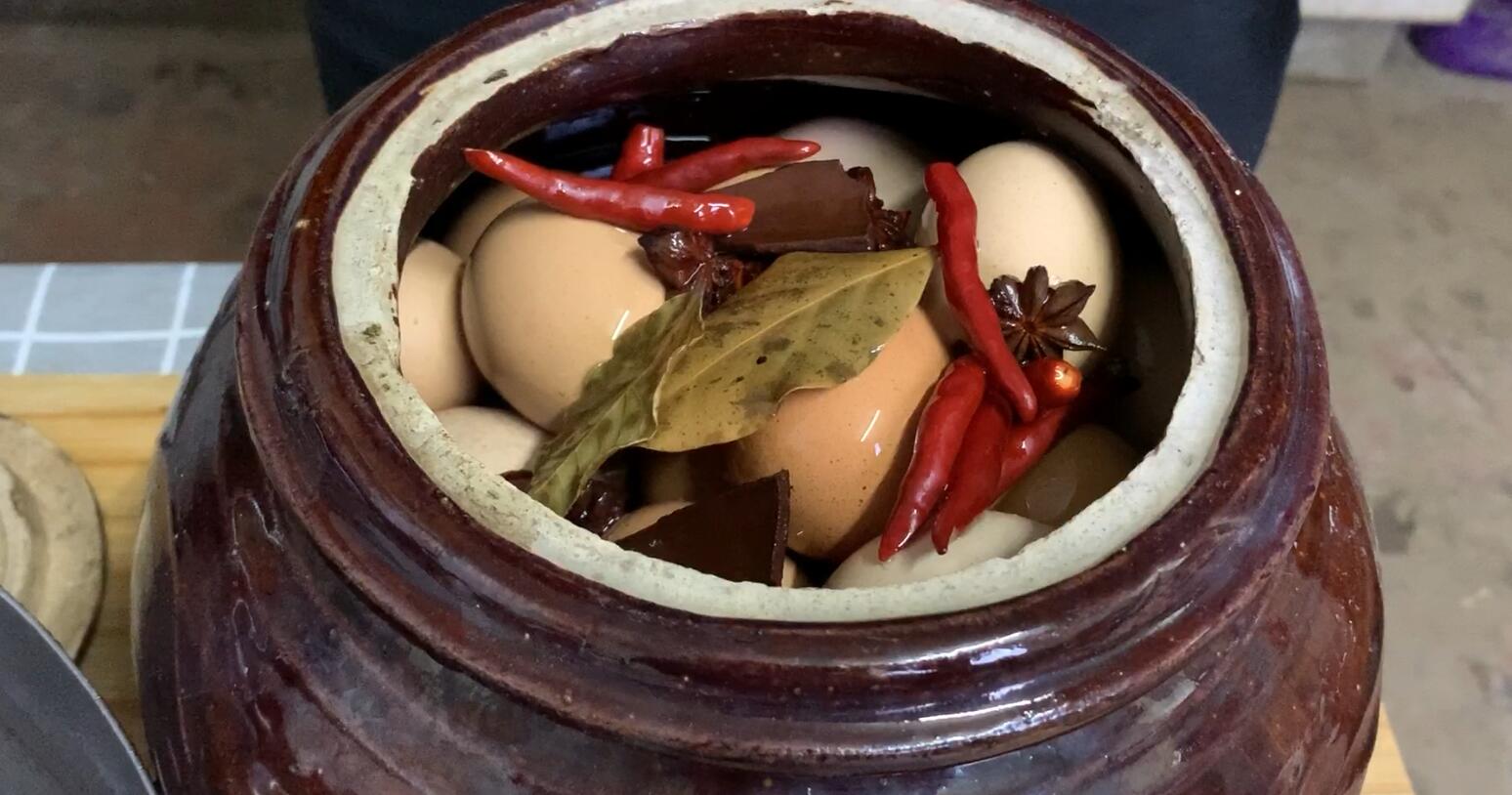 腌鸡蛋只放盐的做法,腌鸡蛋最好吃的方法不放盐