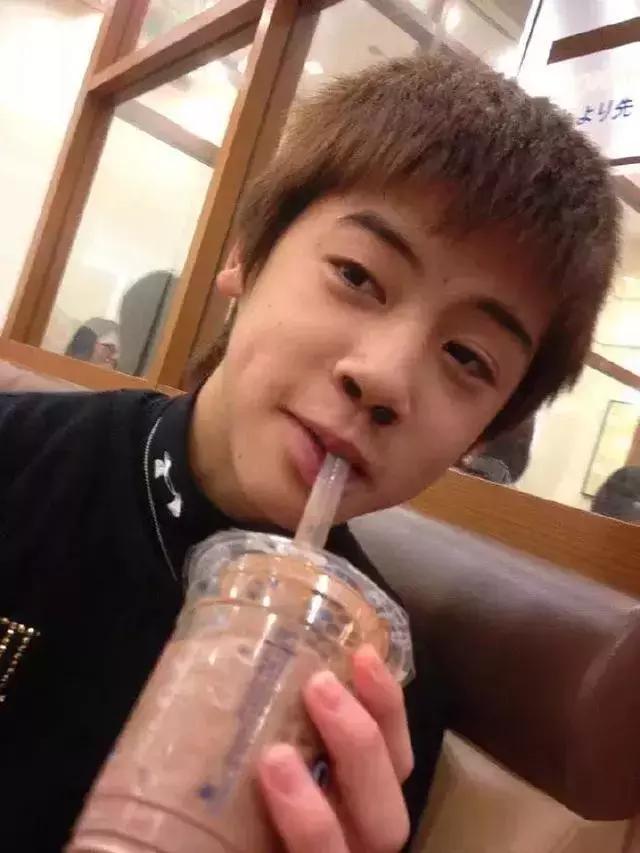 日本流行鼻孔塞珍珠自拍是什么梗？对不起，是我不懂时尚