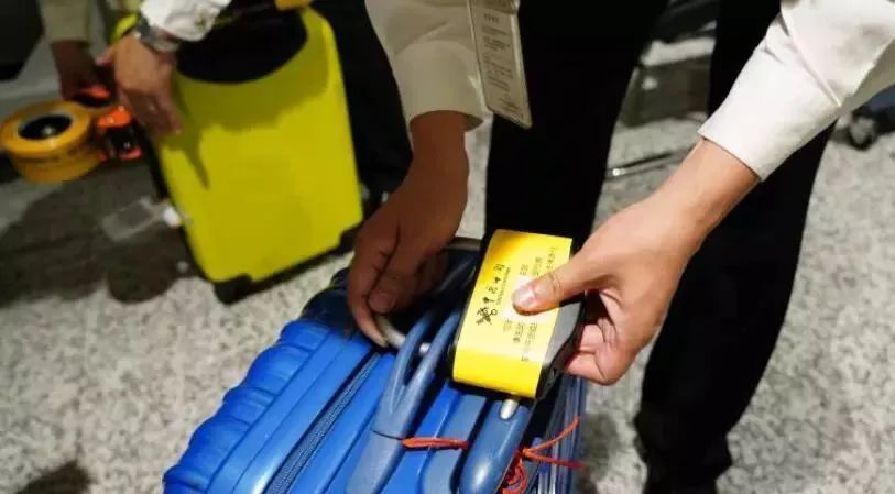 机场行李被海关监管,上飞机行李箱必须要有海关锁吗