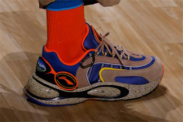 学生党李宁复古跑鞋,李宁v8球鞋测评