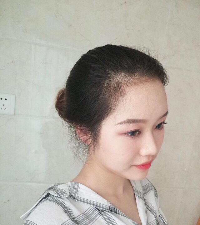 发际线高怎么用刘海遮,怎么剪刘海才能遮住发际线高