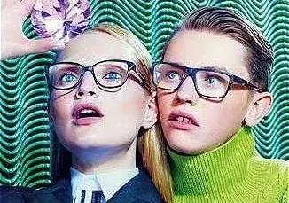 透明镜框适合脸黑,皮肤暗沉如何挑选镜框