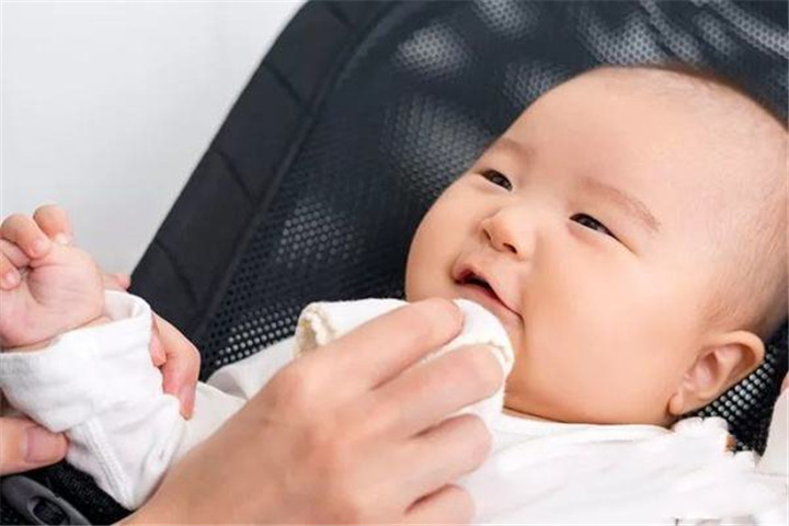 婴儿流口水皮肤发红怎么办,宝宝流口水伤了皮肤