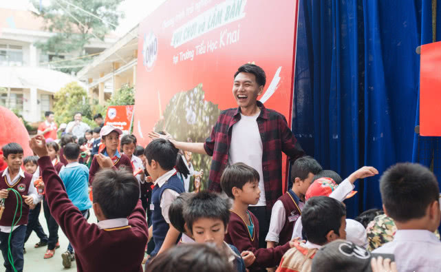 越南高薪小伙辞职去拍视频成网红，赚钱后给农村孩子建30个运动场