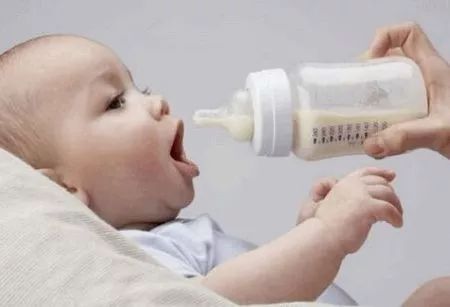 宝宝拍完嗝就吐奶是怎么回事,宝宝拍完嗝后吐奶怎么办