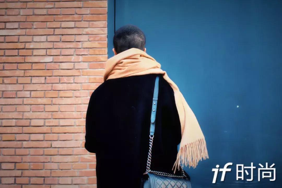 适合羽绒服显脸小围巾的系法,怎么给女生系围巾不会显脸小