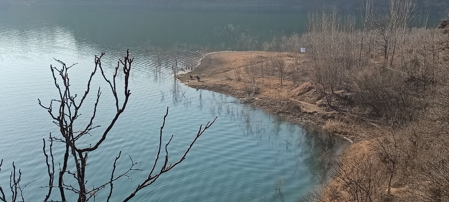 冬天的微锻炼，无意间找到一处篮球和足球场，非周末无人！来