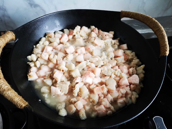 熬猪油放了盐会怎么样,熬猪油熬过头了糊了会有毒吗