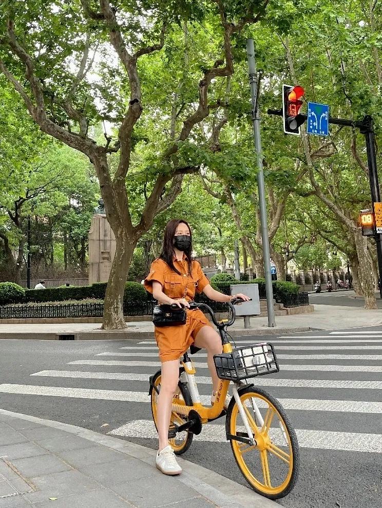 德训鞋奶油蓝白,白百何黑色德训鞋穿搭